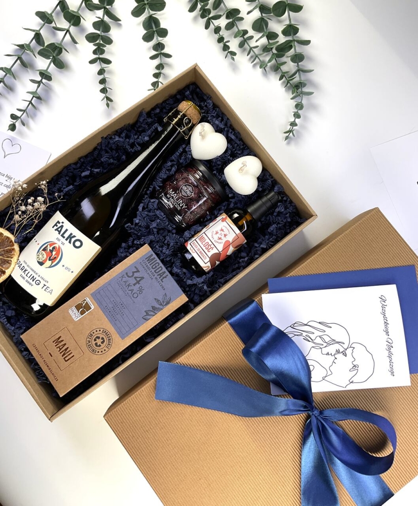 Luksusowy box prezentowy na wesele i rocznicę ślubu. W zestawie wino musujące 0%, czekolada premium, konfitura, świece oraz kartka z dedykacją.