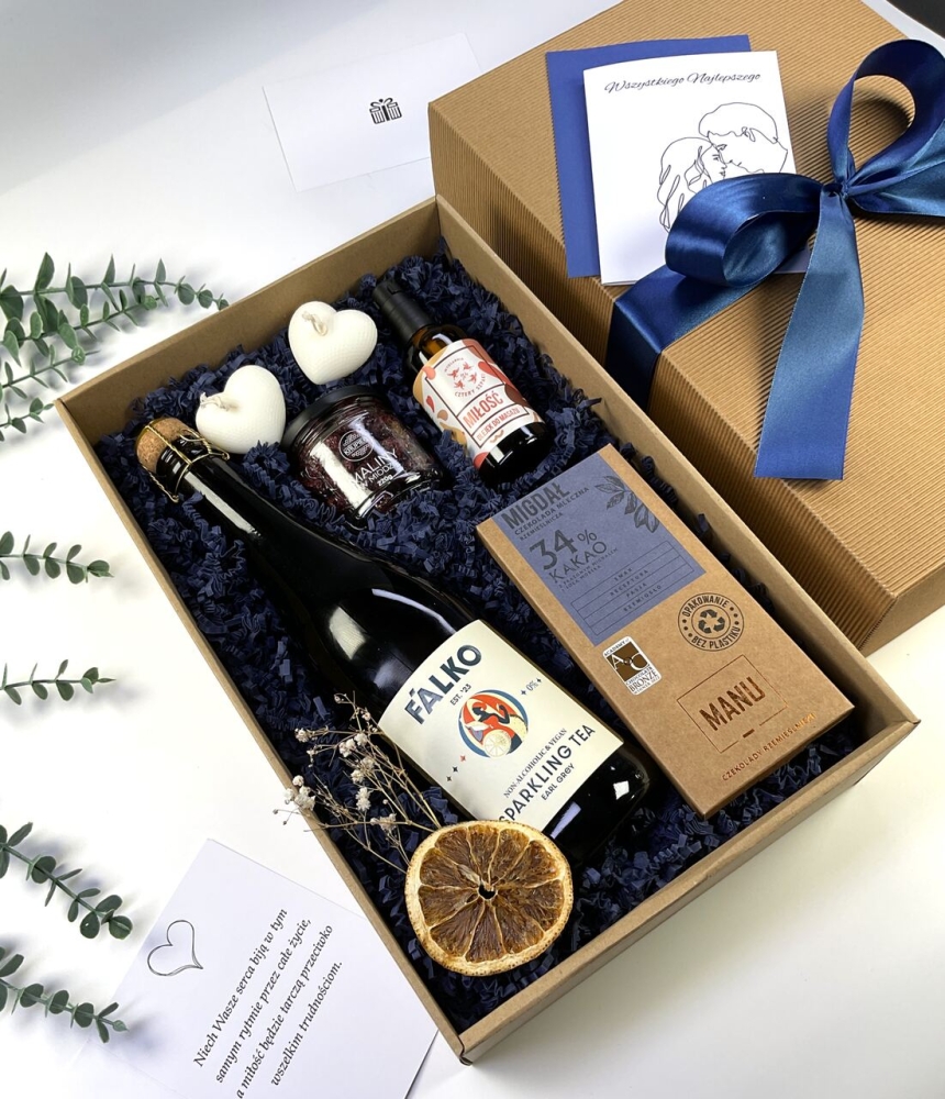 Stylowy box prezentowy dla zakochanych. Bezalkoholowe wino musujące, świece serca, czekolada, konfitura malinowa i kartka z możliwością personalizacji.