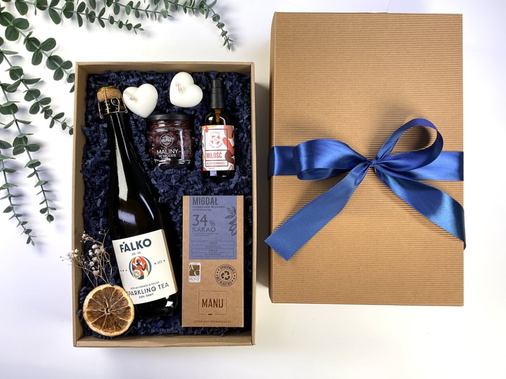 Elegancki prezent dla Młodej Pary z bezalkoholowym winem musującym, aromatycznym olejkiem do masażu, świecami i czekoladą rzemieślniczą.