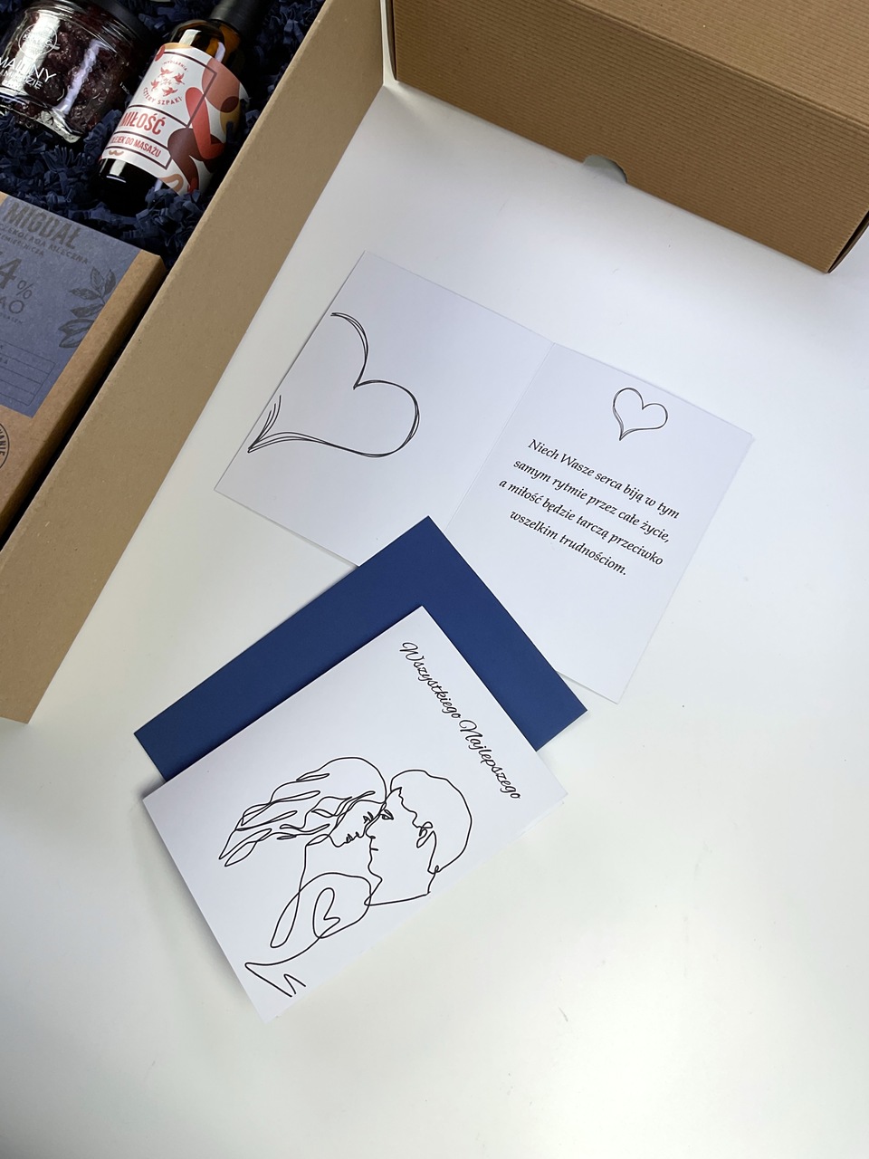 zestaw_prezent_box_na_ślub_wesele_rocznicę_dla_pary_młodej_wino_musujące_świece_olejek_do_masażu_czekolada (10).jpg