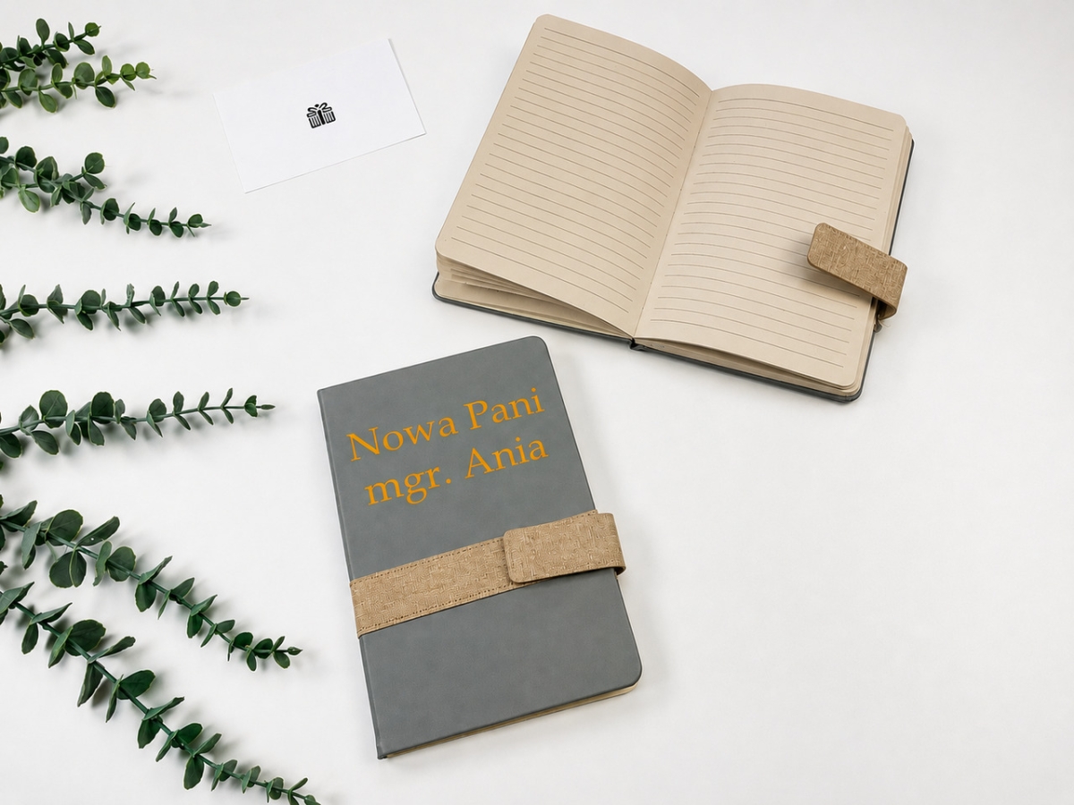 Personalizowany notes A5 z twardą okładką i magnetycznym zamknięciem. Elegancki notatnik z własnym napisem, imieniem lub dedykacją. Idealny pomysł na prezent dla nauczyciela, kobiety, mężczyzny i pracownika.