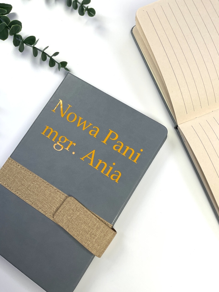 Notes A5 z imieniem, dedykacją lub mottem. Personalizowany notatnik z twardą okładką, 80 kartkami w linie oraz praktycznym zamknięciem na magnes. Idealny do pracy, szkoły i na studia.