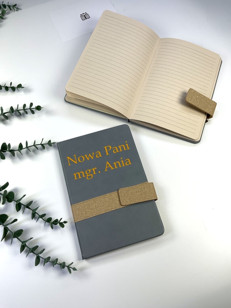 Ekskluzywny notes A5 z możliwością personalizacji. Twarda okładka, 80 kartek w linie, magnetyczne zamknięcie oraz zakładka. Idealny do planowania, notatek i codziennej organizacji.