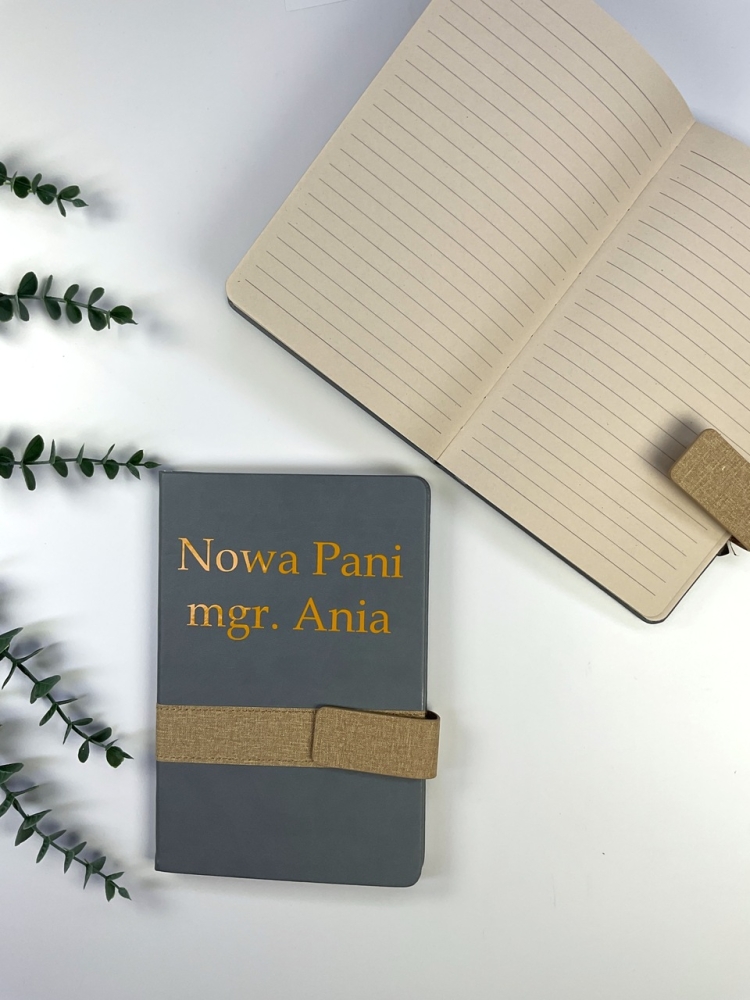Personalizowany notes z własnym napisem na okładce. Stylowy notatnik A5 ze sztucznej skóry z zakładką i magnetycznym zapięciem. Świetny prezent dla nauczyciela, szefa lub bliskiej osoby.