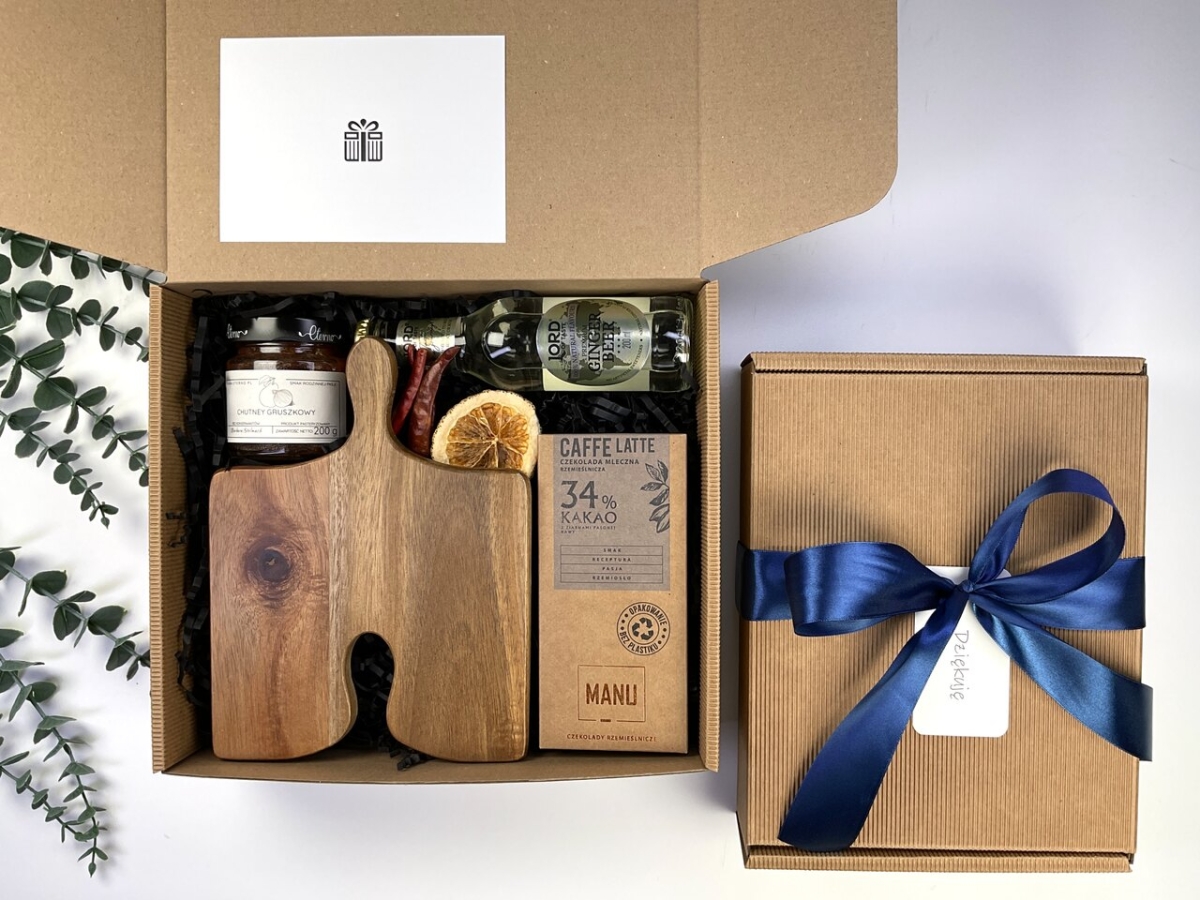 Elegancki box prezentowy z drewnianą deską do serwowania, bezalkoholowym napojem premium, rzemieślniczą czekoladą, chutneyem gruszkowym i personalizowaną kartką.