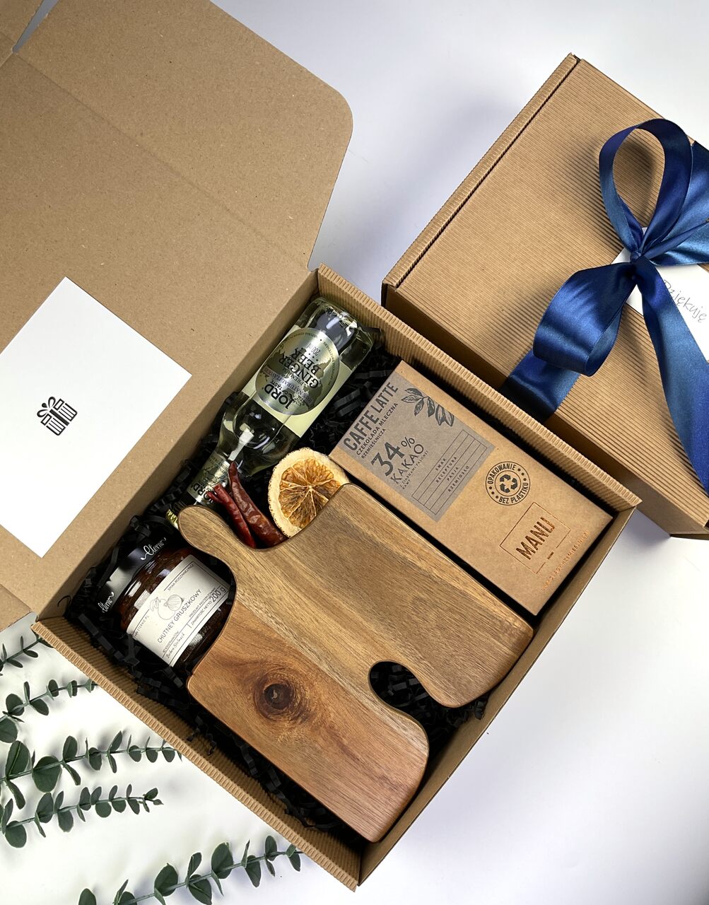Stylowy box prezentowy na urodziny, ślub, rocznicę lub parapetówkę. W zestawie deska do serwowania, słodkości, chutney oraz elegancka kartka z dedykacją.