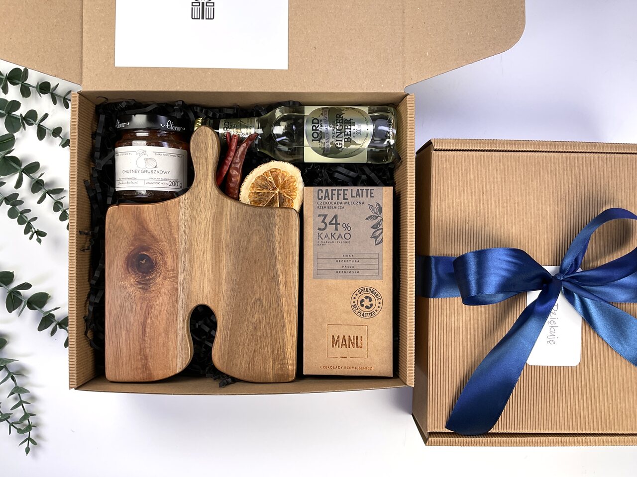 Pomysł na elegancki prezent dla kobiety, mężczyzny lub pary. Box z drewnianą deską, czekoladą premium, chutneyem i bezalkoholowym napojem.