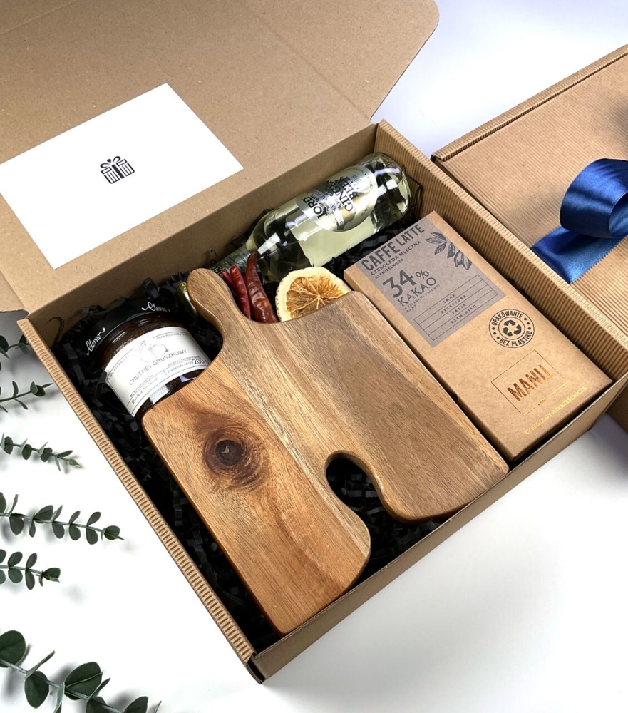 Elegancki prezent dla miłośników dobrego smaku. Box zawiera drewnianą deskę, chutney gruszkowy, czekoladę rzemieślniczą oraz personalizowaną kartkę.
