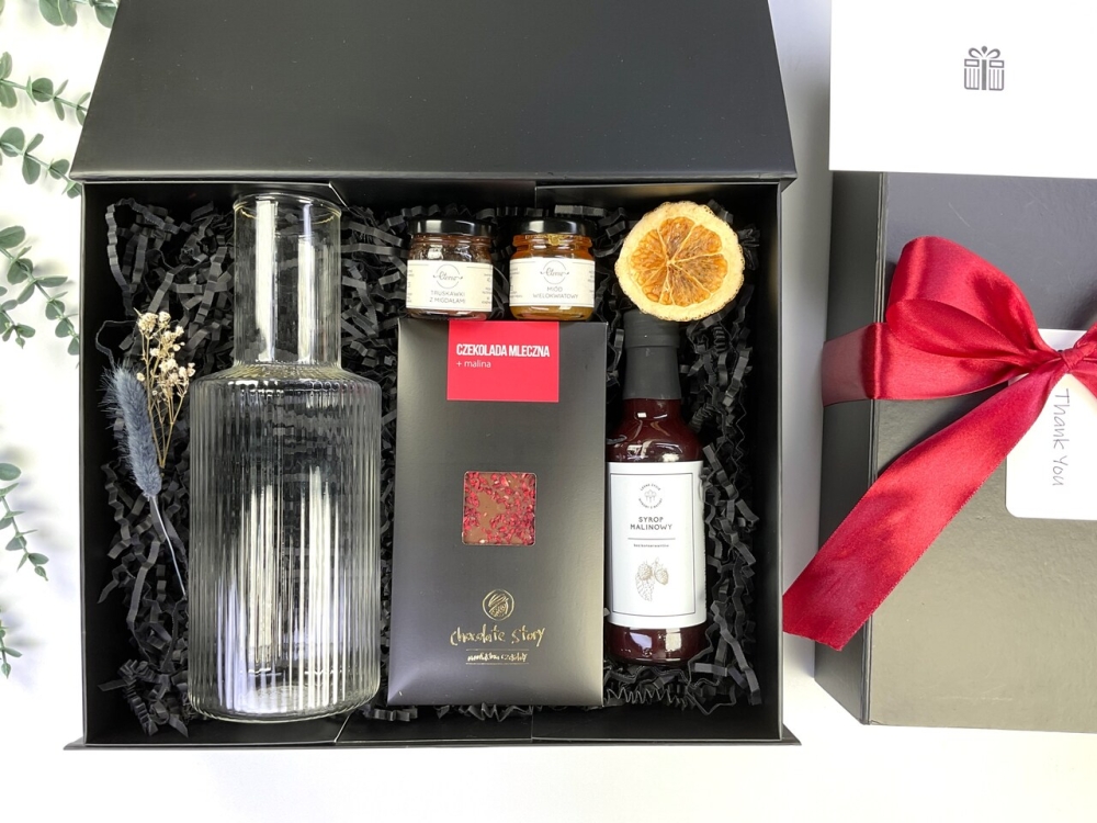 Ekskluzywny box prezentowy na urodziny, ślub, jubileusz lub święta. Stylowa karafka, naturalne miody, syrop malinowy i czekolada premium z personalizowaną kartką.