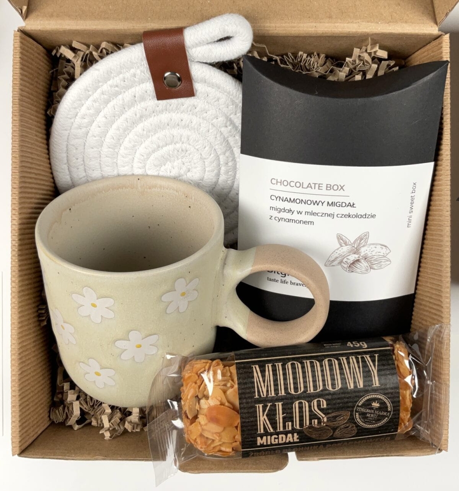 box zestaw kosz prezentowy dla nauczyciela wychowawcy z kubkiem z kamionki w kwiaty pysznymi chrupiącymi migdałami w mlecznej czekoladzie z cynamonem
