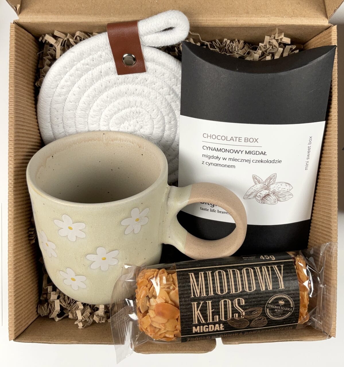 box zestaw kosz prezentowy dla nauczyciela wychowawcy z kubkiem z kamionki w kwiaty pysznymi chrupiącymi migdałami w mlecznej czekoladzie z cynamonem