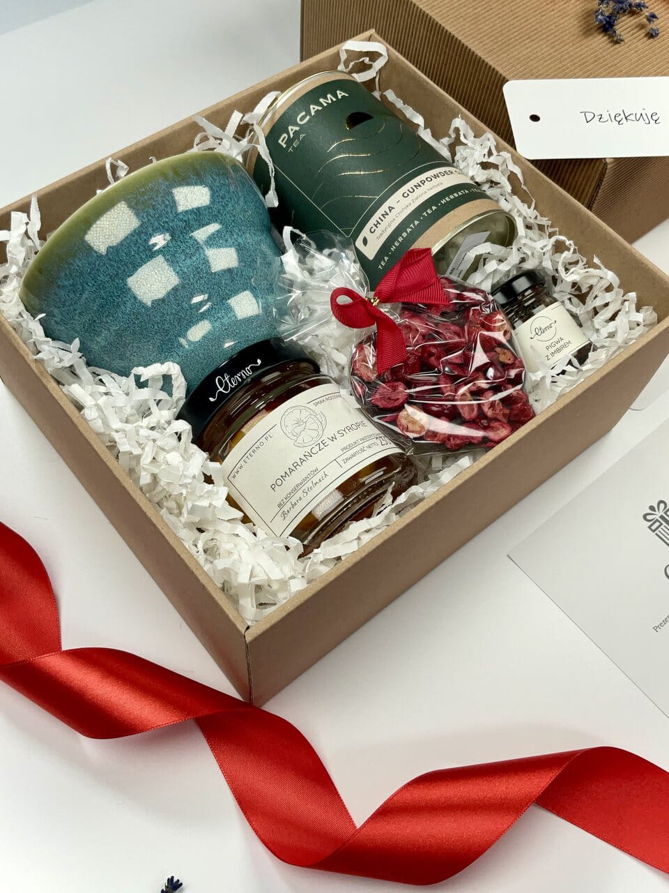 gotowy zestaw prezent box na urodziny imieniny rocznicę czy jubileusz upominek zawiera piękny stylowy kubek turkusowy o niebanalnym nowoczesnym kształcie przepyszne serce czekoladowe z owocami zieloną herbatę i cytrynki w syropie