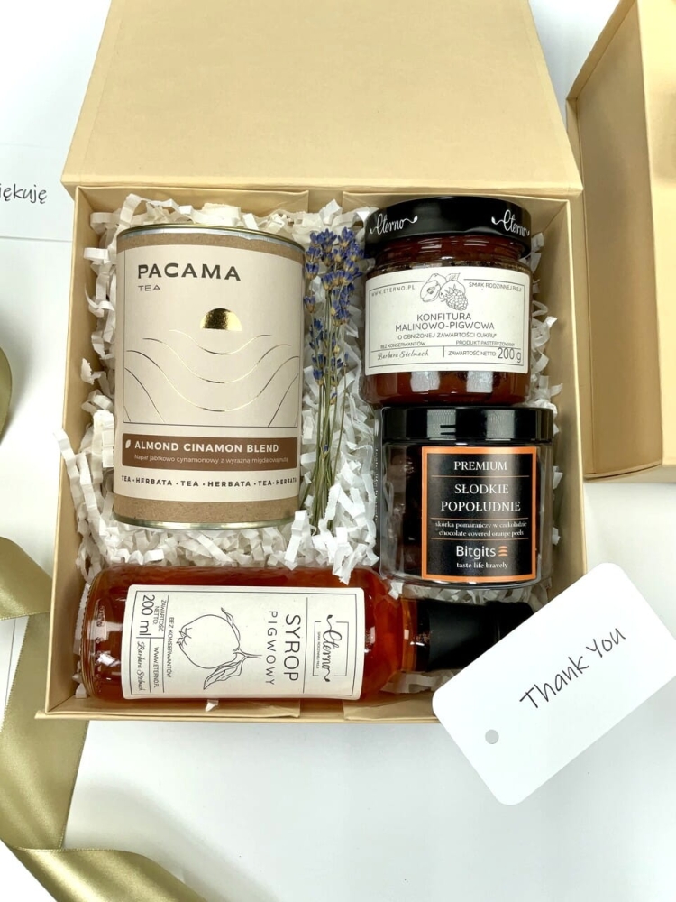 Zestaw prezent box kosz prezentowy dla mamy podziękowanie a w środku syrop pigwowy idealny do herbaty, przepyszną herbatę o migdałowym aromacie, konfiturę pigwową skórkę pomarańczową w belgijskiej czekoladzie