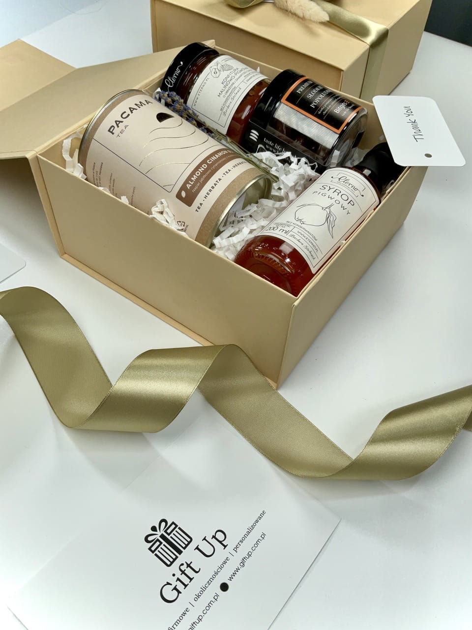 solidne kraftowe pudełko zamykane na magnes z dodatkami idealne na prezent upominek podziękowanie podarunek dla bliskiej osoby mamy w pudełku naturalne produkty herbata słodycze syrop pigwowy konfitura