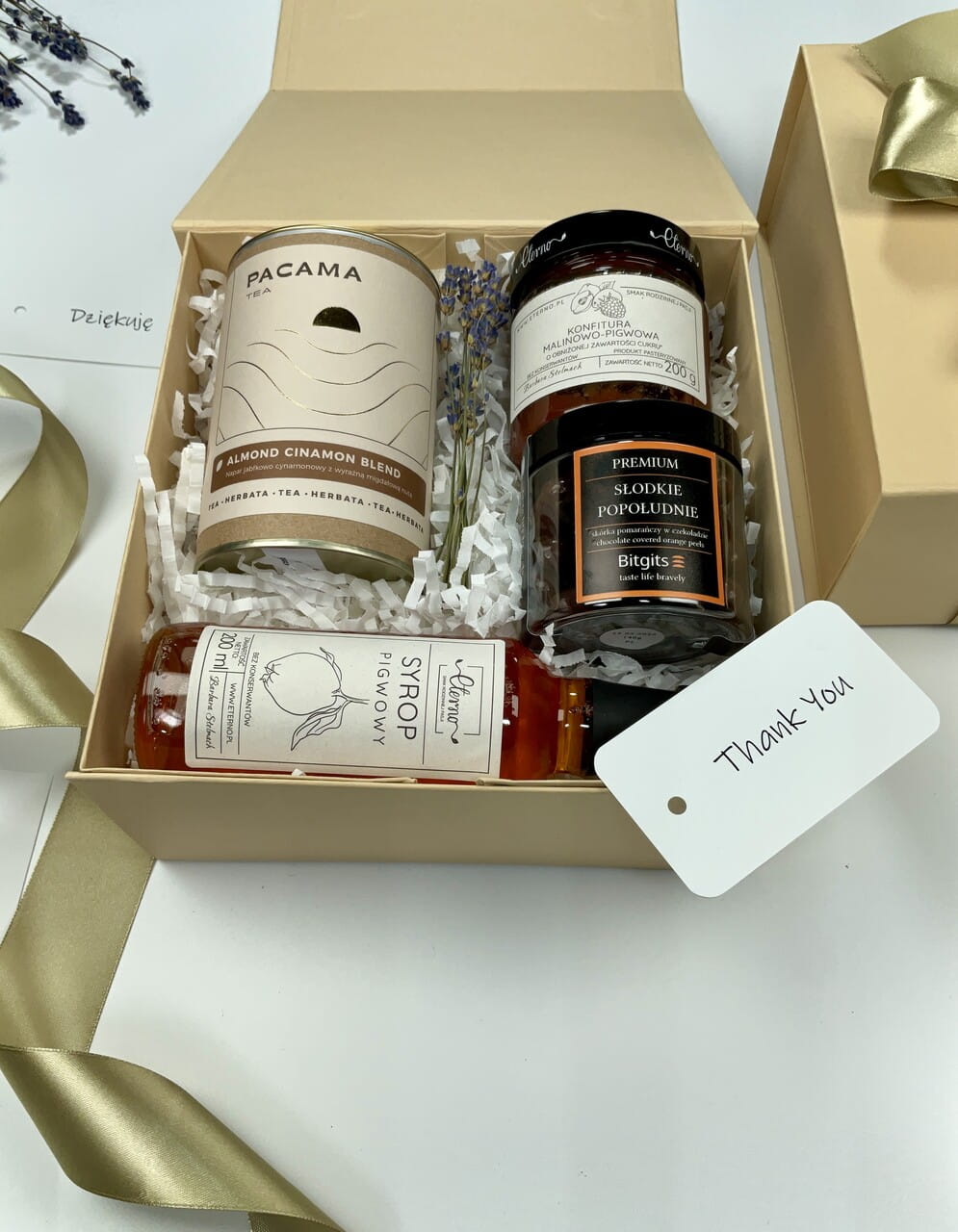 gotowy do wręczenia box prezentowy z kawą herbatą skórką pomarańczową w aksamitnej belgijskiej czekoladzie konfitura pigwowa o obnizonej zawartości cukru syrop pigwowy idealny do herbaty