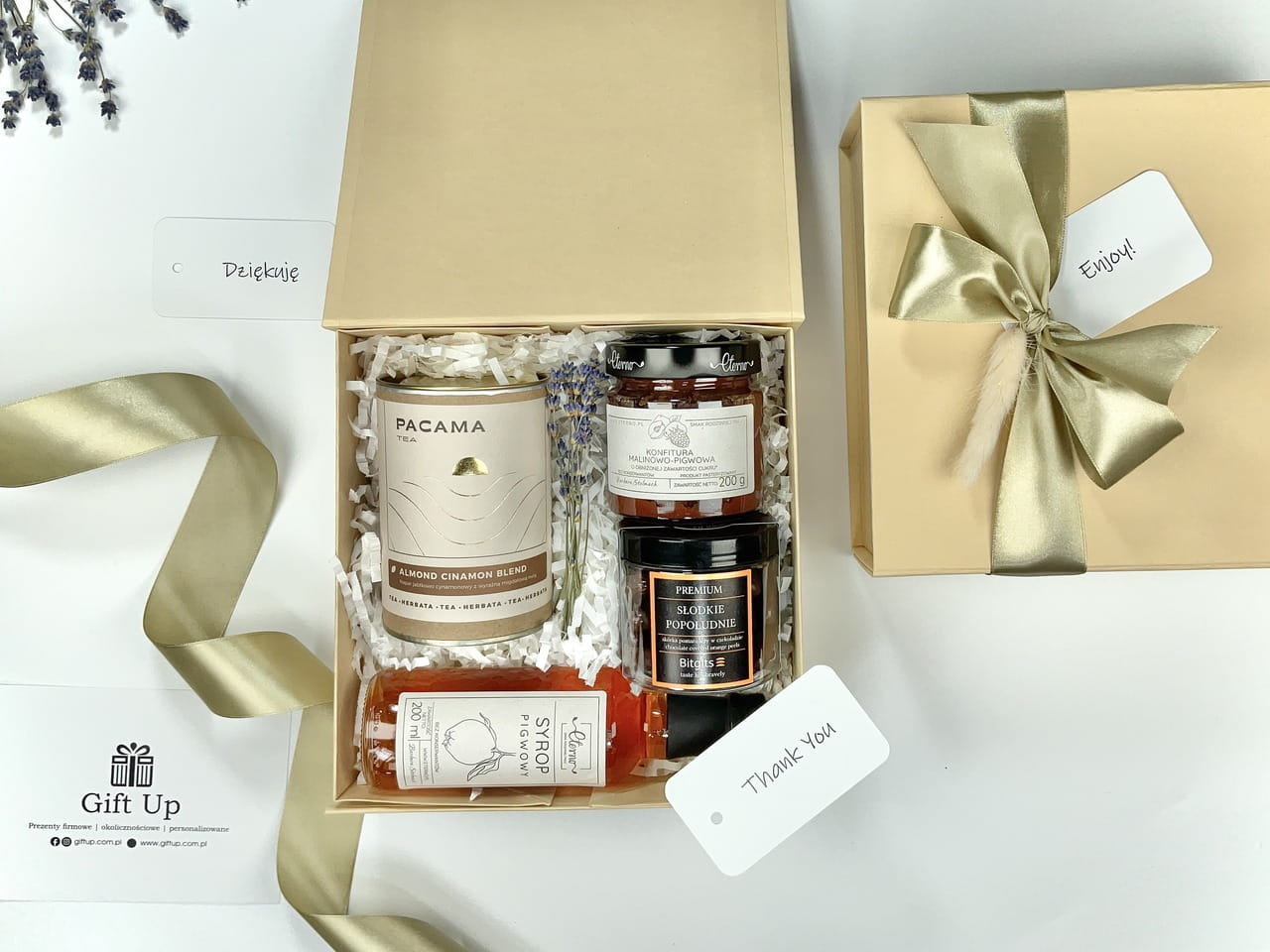 Zestaw prezent box kosz prezentowy dla mamy podziękowanie a w środku syrop pigwowy idealny do herbaty, przepyszną herbatę o migdałowym aromacie, konfiturę pigwową skórkę pomarańczową w belgijskiej czekoladzie