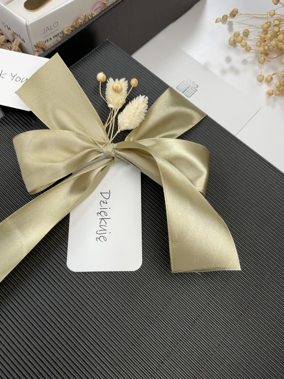 Świąteczny box prezentowy z duńskimi ciasteczkami, eleganckim zaparzaczem, aromatyczną lawendową herbatą, gorzką czekoladą handmade i cytryną w syropie malinowym.