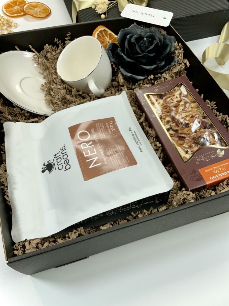 pomysł na prezent gotowy zapakowany box upominek do wręczenia idealny na urodziny imieniny forma podziękowania przepyszna aromatyczna kawa mielona słodka czekolada z orzechami i owocami ręcznie robiona manufaktura