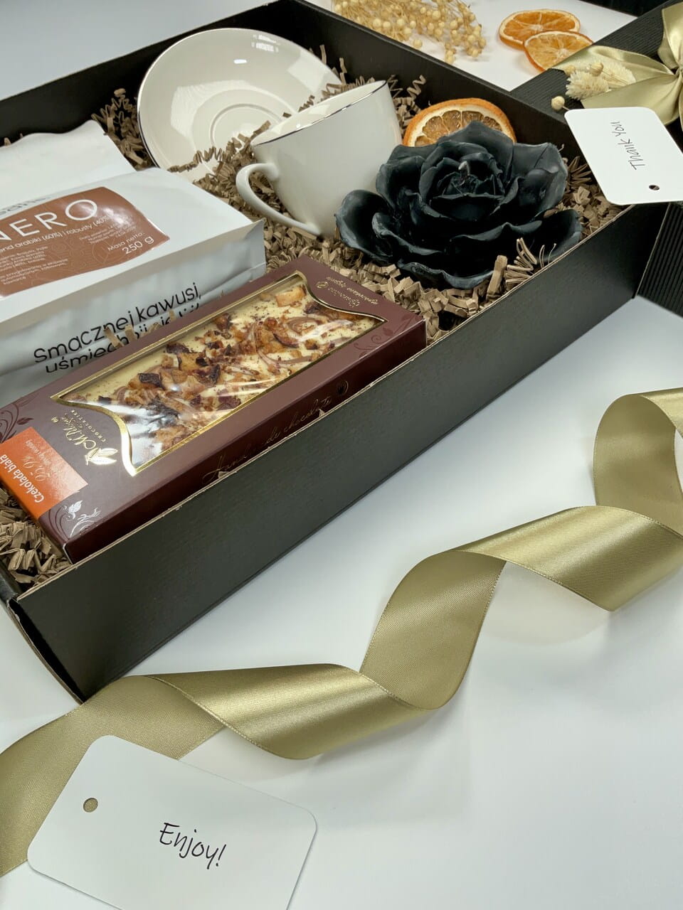 pomysł na prezent gotowy zapakowany box upominek do wręczenia idealny na urodziny imieniny forma podziękowania przepyszna aromatyczna kawa mielona słodka czekolada z orzechami i owocami ręcznie robiona manufaktura