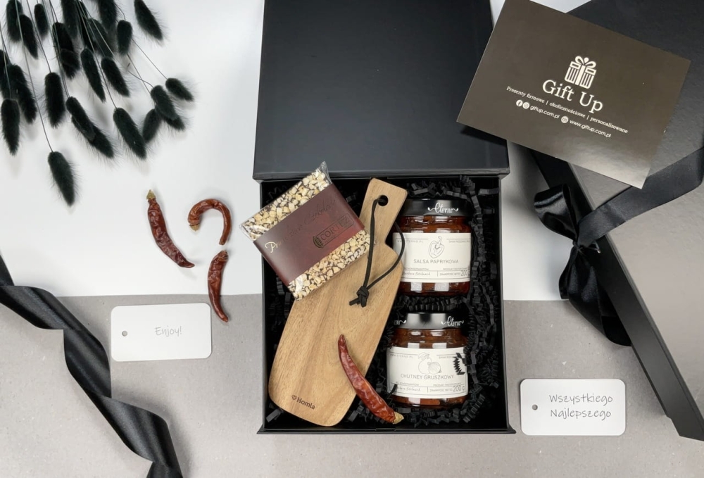 gotowy zapakowany prezent box upominek z drewnianą deską do serwowania, naturalną salsą paprykową, chutney gruszkowym i ręcznie robioną ciemną czekoladą z jabłkiem i cynamonem