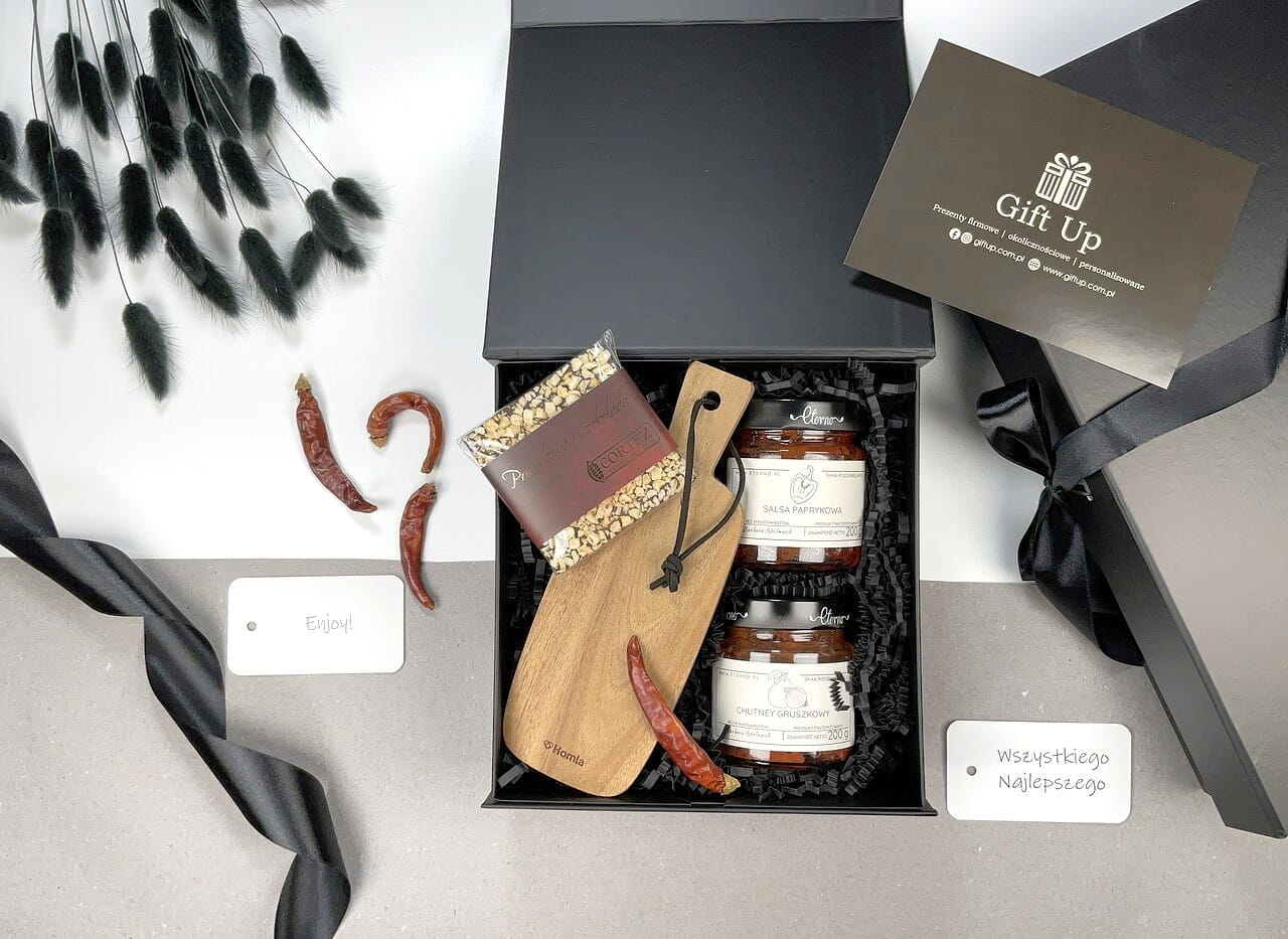 prezent box upominek z drewnianą deską do serwowania, naturalną salsą paprykową, chutney gruszkowym i ręcznie robioną ciemną czekoladą z jabłkiem i cynamonem