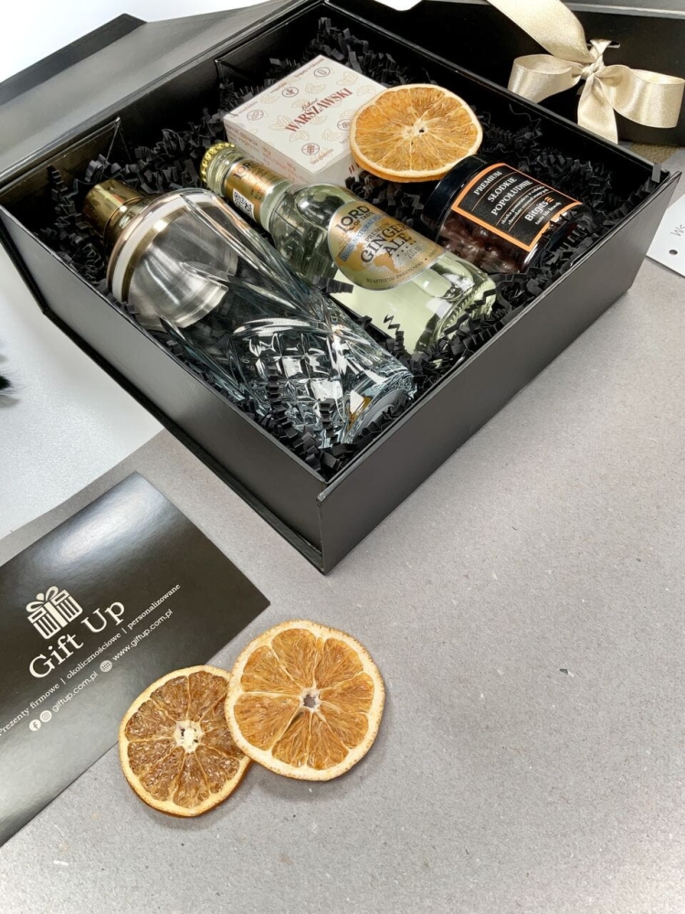 zestaw kosz prezentowy ze szklanym shakerem w kolorze złotym naturalnym tonikiem idealnym do drinków słodką skórką pomarańczy w ciemnej belgijskiej czekoladzie ręcznie robione ciasteczka owsiane