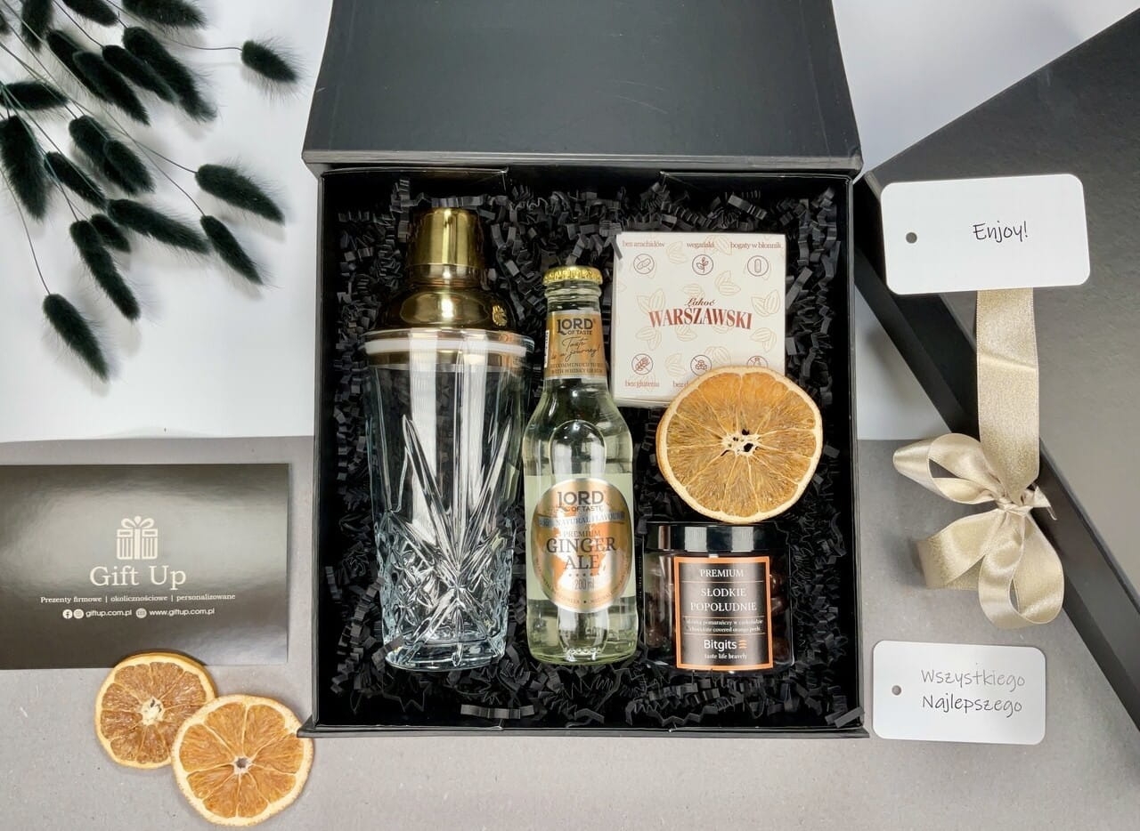 elegancki czarny stylowy prezent glamur a w środku szklany shaker przepyszny naturalny tonic ręcznie robione ciasteczka owsiane skórka pomarańczowa w aksamitnej czekoladzie