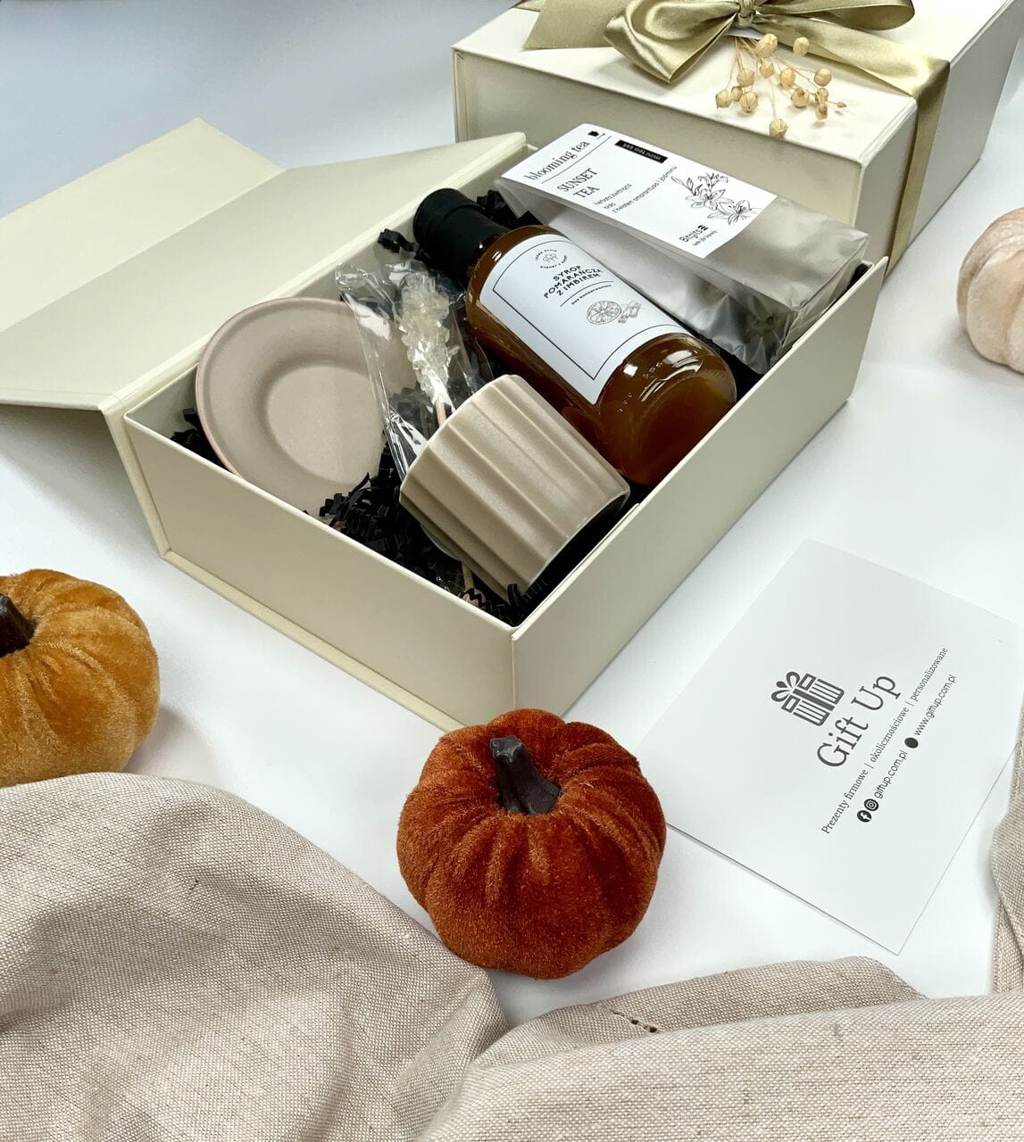 prezent box zapakowany gotowy do wręczenia pudełko magnetyczne jasne kremowe w środku wiórki papierowe przepiękna beżowa  filiżanka syrop do kawy i łyżeczka mieszadełko cukrowe