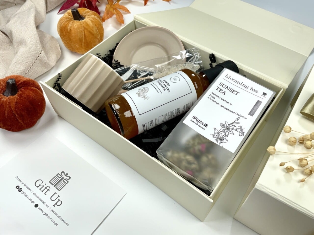 pomysł na prezent pudełko premium nowoczesny design jasne jesienne kolory box zawiera herbatę zamieniającą się w kwiat przepyszny syrop mieszadełko cukrowe
