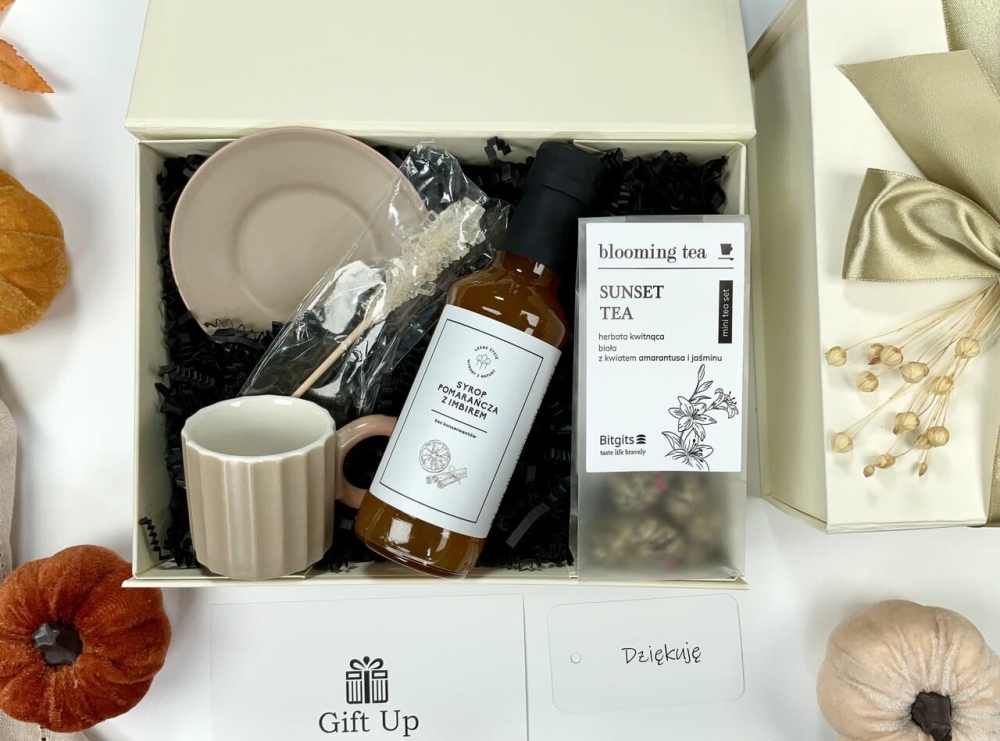 box, kosz prezentowy z beżową jasną filiżanką, herbatą kwitnącą, syropem pomarańczowo imbirowym idealnym do kawy lub herbaty, cukrowym mieszadełkiem